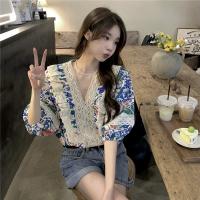 Retro v -neck цветочная рубашка Женская прилив 2024 Лето Новый хороший дизайн чувствительный смысл кружевные швы.